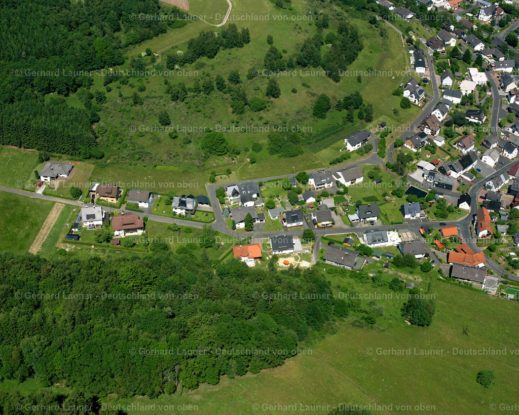 2611141 | STEINBACH 09.06.2006 Wohngebiet einer Einfamilienhaus- Siedlung  in Steinbach im Bundesland Hessen, Deutschland // Single-family residential area of settlement  in Steinbach in the state Hesse, Germany Foto: Gerhard Launer