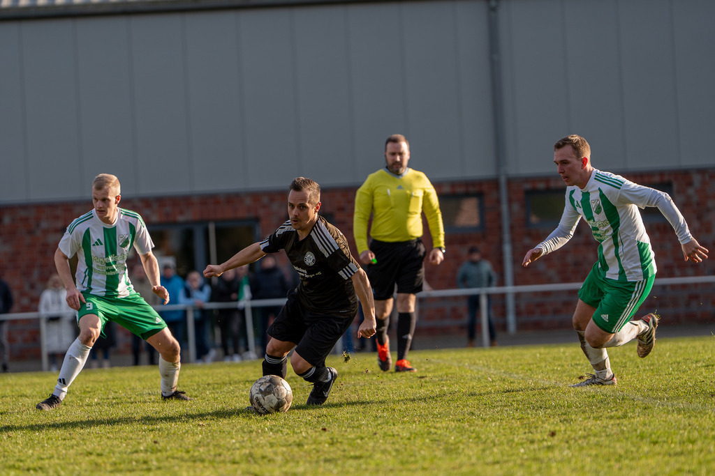 Fußball I Herren I Saison 2025-2026 I Bezirksliga Weser-Ems 4 I 21. Spieltag I TuS Lutten - SW Osterfeine I 4153 | jns.sportfotos - Realisiert mit Pictrs.com