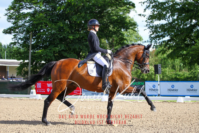 DKP41567 | Turnierfotos kaufen im Webshop von Daniel Kuhl Photography – entdecke professionelle Reitsportfotos aus Turnieren & Events. Hochwertige Turnierbilder online bestellen & sichern. Jetzt Fotos von Reitsportturnieren kaufen!
