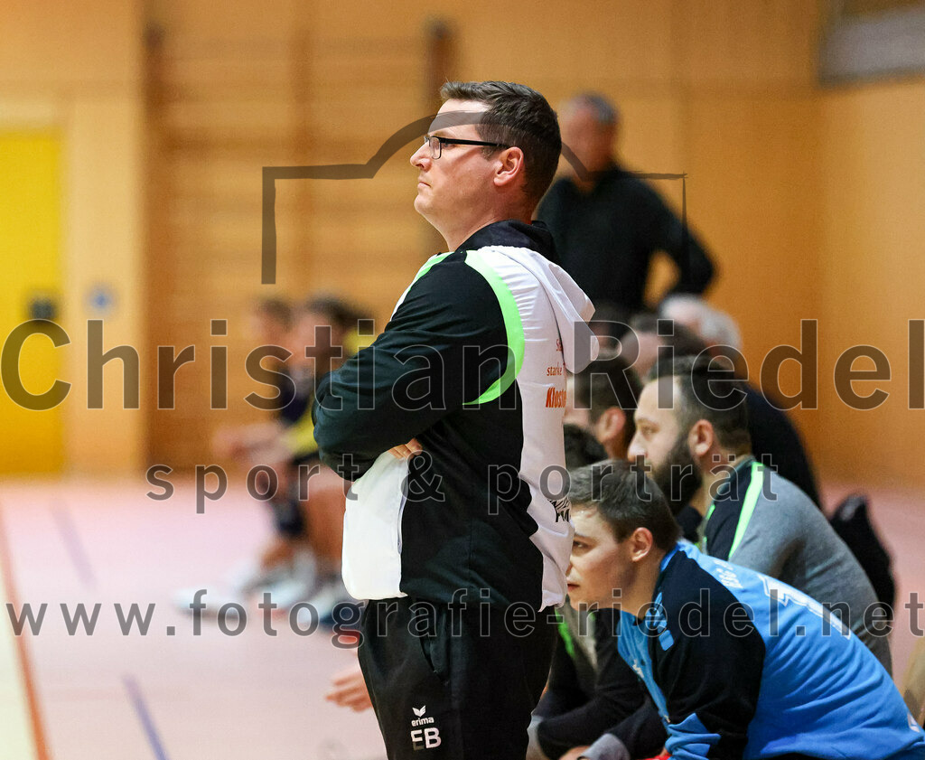 2022-09-24_006_SpVgg_Altenerding_gegen_HSG_Freising-Neufahrn | Erding, Deutschland, 24.09.2022:
Handball, Bezirksoberliga Männer 2022 / 2023, 2. Spieltag, SpVgg Altenerding gegen HSG Freising-Neufahrn, Endergebnis: 18:26

Trainer Erik Brasko (HSG Freising-Neufahrn)

Foto: Christian Riedel / fotografie-riedel.net