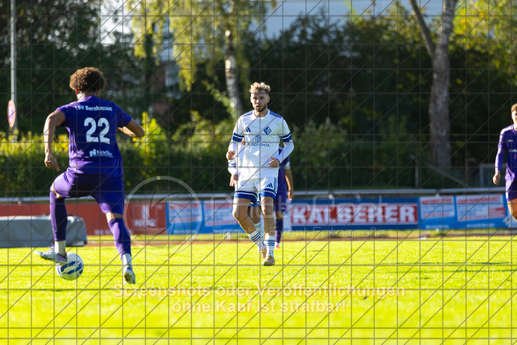 20261010_161444_0266_(c)_by_PhotoPeet | #,1.FC Eislingen (weiß) vs. TSV Bernhausen (lila), Fussball, Landesliga 2 - wfv, 11. Spieltag, Saison 2026/2027, Rasenplatz, Eichbachstation, Haldenstraße, 73054 Eislingen, 10.10.2026 - 15:30 Uhr,Foto: PhotoPeet / Sport- &amp; Eventfotografie / Peter Harich