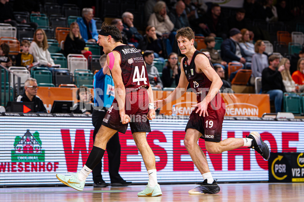 Basketball I Herren I Saison 2025-2026 I ProB Nord I 21. Spieltag I Rasta Vechta II - Iserlohn Kangaroos I 3337 | Luca Michels (44, Iserlohn Kangaroos) und David Pavljak (19, Iserlohn Kangaroos) - Realisiert mit Pictrs.com