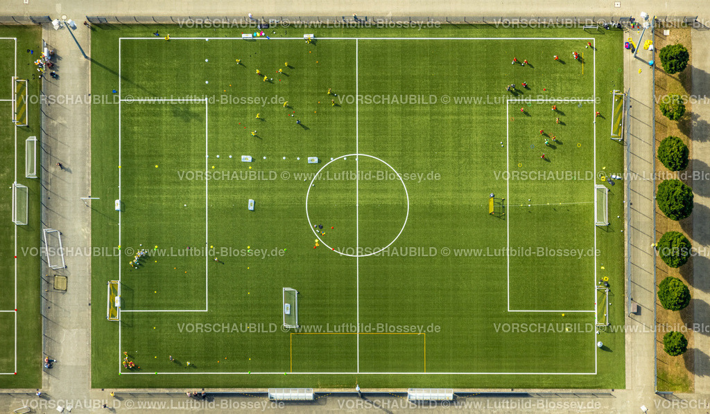 Dortmund220704043 | Luftbild, BVB Trainingszentrum, Adi-Preißler-Allee, Fußballfeld und Fußballspieler beim Training, Brackel, Dortmund, Ruhrgebiet, Nordrhein-Westfalen, Deutschland