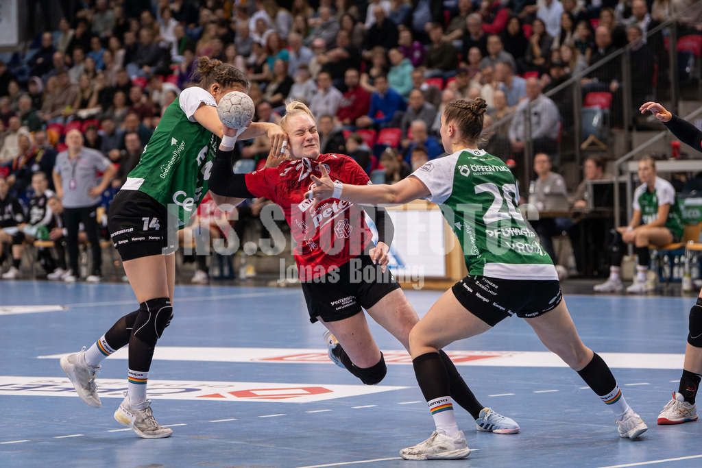 Handball I Frauen I Saison 2025-2026 I 1. HBF I 17. Spieltag I VFL Oldenburg - Thüringer HC I 0266 | Marie Steffen (14, VfL Oldenburg), Johanna Reichert (29, Thüringer HC) und Ariane Pfundstein (20, VfL Oldenburg) - Realisiert mit Pictrs.com