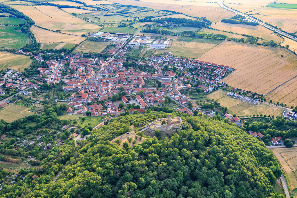 Luftbild: Ortsansicht unter der Burgruine Mühlburg im Ortsteil Mühlberg in Drei Gleichen im Bundesland Thüringen in Deutschland. Foto: IMG_116084.jpg vom 10.07.2019 durch Werner Riehm/FLY-FOTO.deThüringer Burgenland - Drei Gleichen