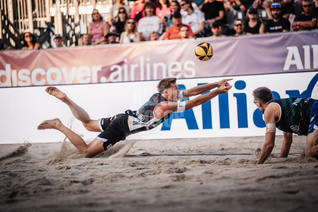 Beachvolleyball | Männer | Deutsche Meisterschaften 2025 Timmendorfer Strand | 04.09.2025 | Luis Kubo springt zum Ball