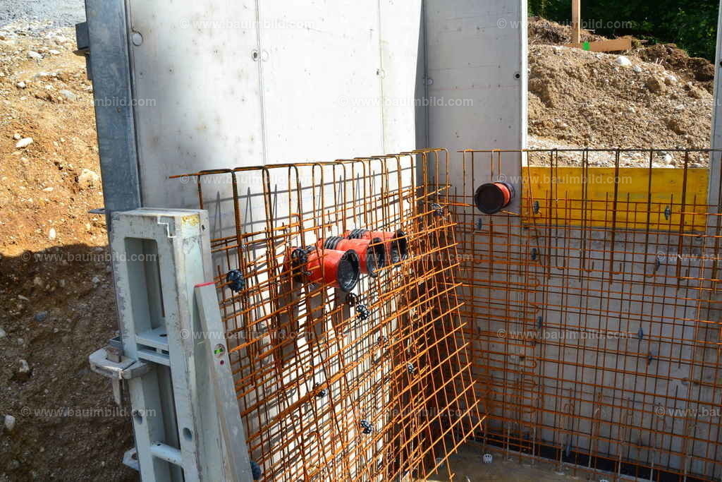 Wandschalung Pool | Einseitige Wandschalung für betonierten Pool mit Bewehrung und Wanddurchführungen in Raum für Pooltechnik