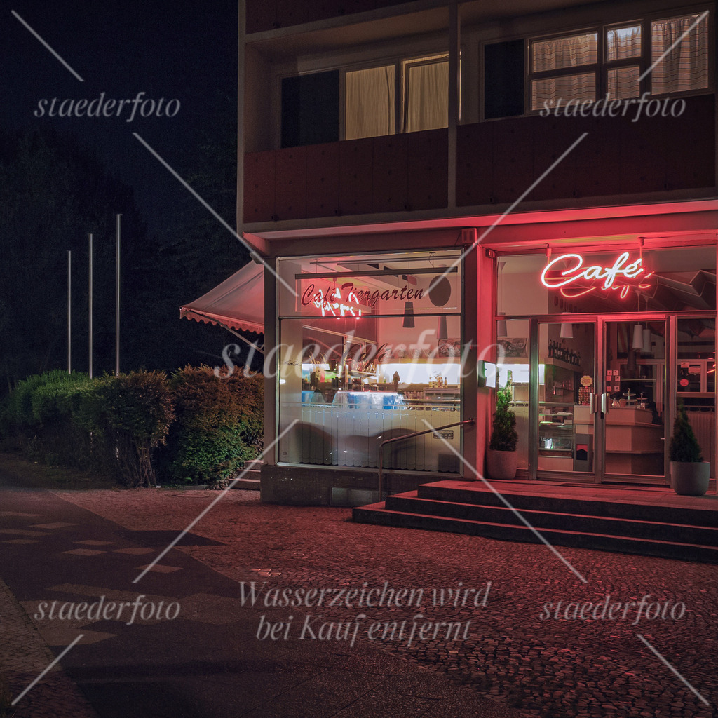 CafeAltonaerSiegesaeuleNacht_du_strahlst_Berlin | Der Fotograf für Portraitfotografie aus Berlin | staederfoto.de - Realisiert mit Pictrs.com