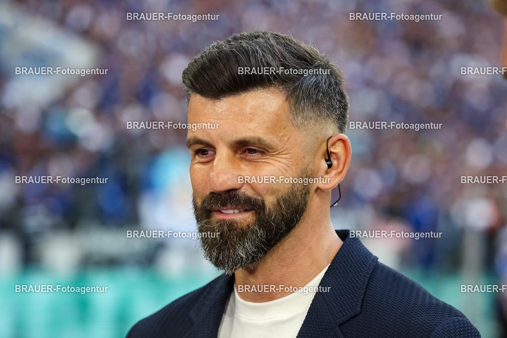 1_S04BER_20250801_0108.JPG -  - FC Schalke 04 - Hertha BSC Berlin - 2. Bundesliga | Gelsenkirchen, Deutschland, 01.08.25: Trainer Miron Muslic (FC Schalke 04) schaut waehrend des Spiels der 2. Bundesliga zwischen FC Schalke 04 - Hertha BSC Berlin in der Veltins-Arena am 01. August 2025 in Gelsenkirchen, Deutschland. (Foto von Stefan Brauer/Brauer-Fotoagentur)DFB/DFL REGULATIONS PROHIBIT ANY USE OF PHOTOGRAPHS AS IMAGE SEQUENCES AND/OR QUASI-VIDEO.