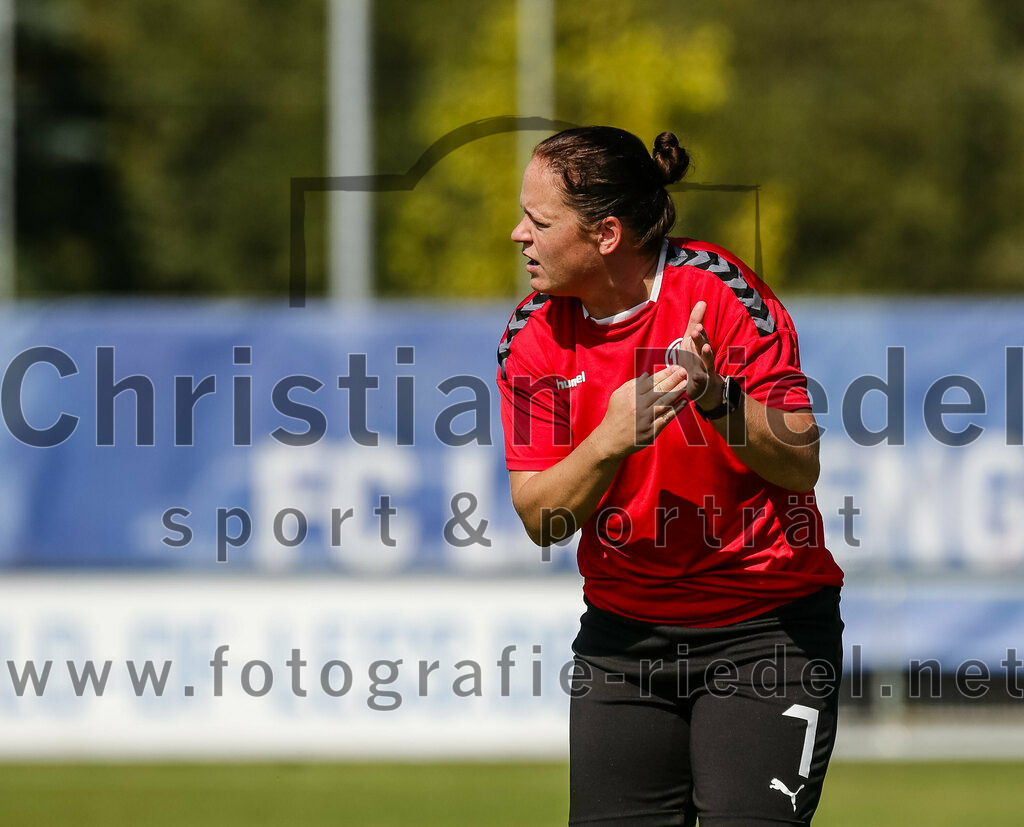 2023-09-09_022_FC_Langengeisling_gegen_TV_1864_Altoetting | Erding, Deutschland, 09.09.2023:
Fußball, Bezirksoberliga 2023 / 2024, 2. Spieltag, FC Langengeisling gegen TV 1864 Altötting, Endergebnis: 2:3

Trainer Birgit Wimmer (TV 1864 Altötting)

Foto: Christian Riedel / fotografie-riedel.net
