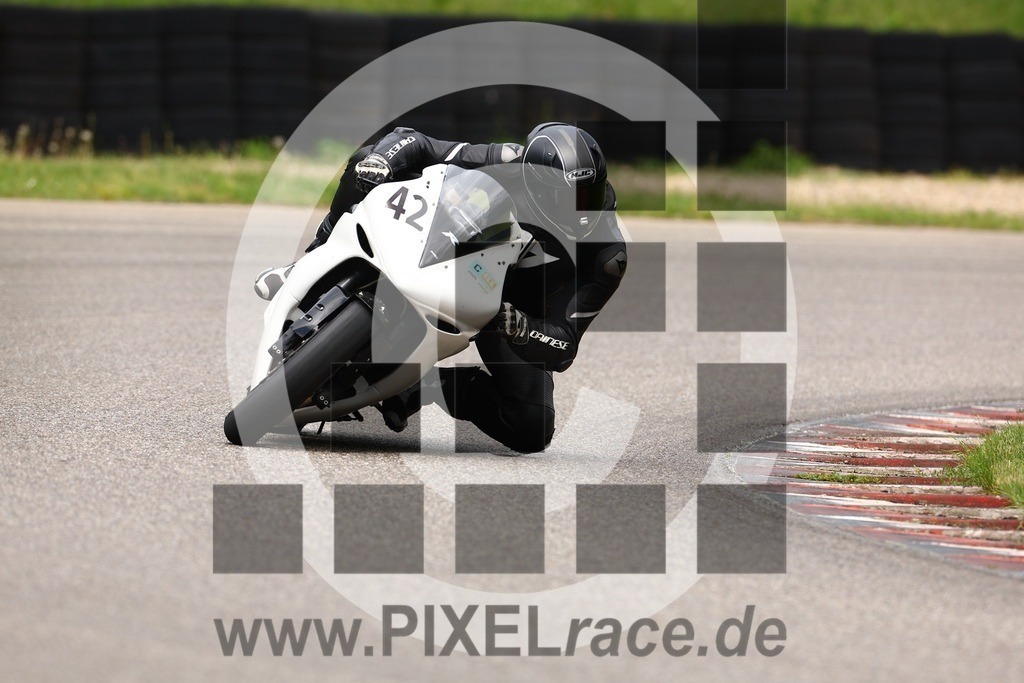 0042-20250503_02044 | Schöne Erinnerungen an spannende Momente - das festzuhalten ist unser Job. PIXELrace.de ist seit 2003 auf den Rennstrecken Europas unterwegs um die Action draußen beim Fahren und die wunderbare Stimmung imm Fahrerlager für euch einzufangen.