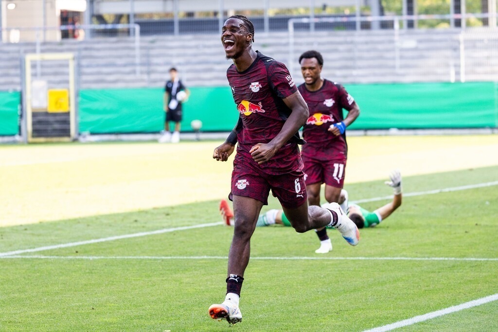 SV Sandhausen gegen RB Leipzig (DFB-Pokal, 1. Runde)***Ezechiel Banzuzi (6, Leipzig) jubelt über sein Tor zum 3:2 | SV Sandhausen gegen RB Leipzig (DFB-Pokal, 1. Runde)***Ezechiel Banzuzi (6, Leipzig) jubelt über sein Tor zum 3:2 - Realisiert mit Pictrs.com