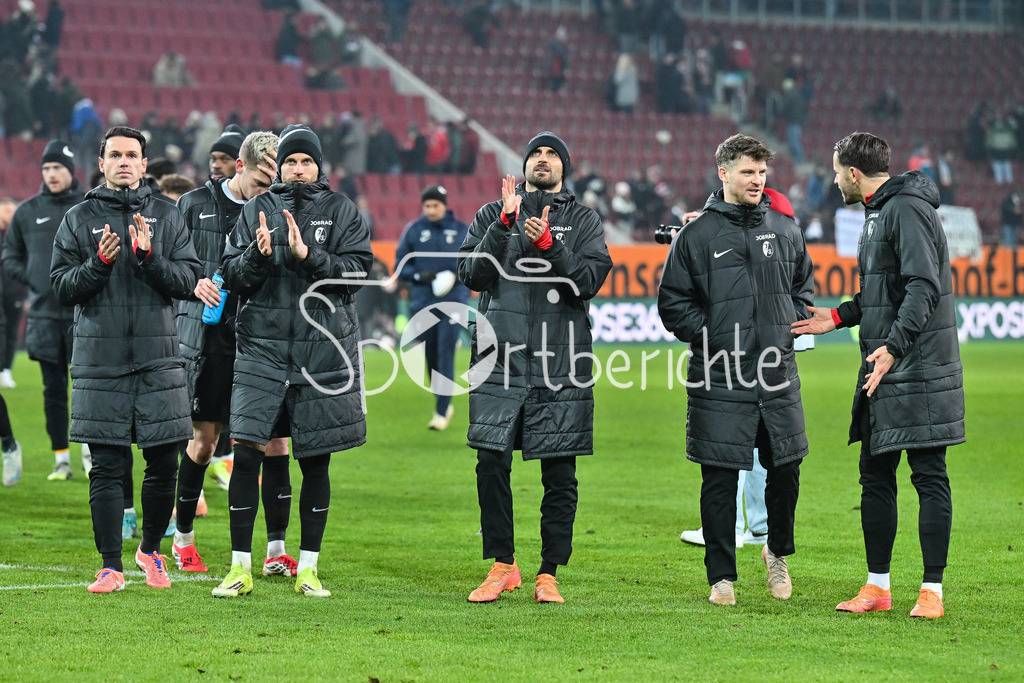 FC Augsburg - SC Freiburg | AUGSBURG, GERMANY - 18. JANUARY: Die Spieler der Freiburger bedanken sich bei den mit gereisten Fans nach dem Bundesligamatch zwischen dem FC Augsburg und dem SC Freiburg am 18. Spieltag in der WWK-Arena / DFL REGULATIONS PROHIBIT ANY USE OF PHOTOGRAPHS AS IMAGE SEQUENCES AND/OR QUASI-VIDEO