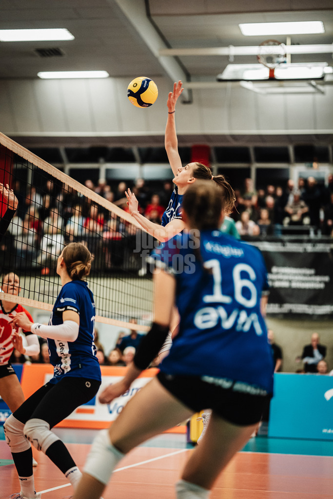 Volleyball | Frauen | Saison 2025/2026 | Volleyball Bundesliga | ETV Hamburger Volksbank Volleys vs. Binder Blaubären TSV Flacht | 06.12.2025 | Britta Schammer (#7, Binder Blaubären TSV Flacht) beim Angriff