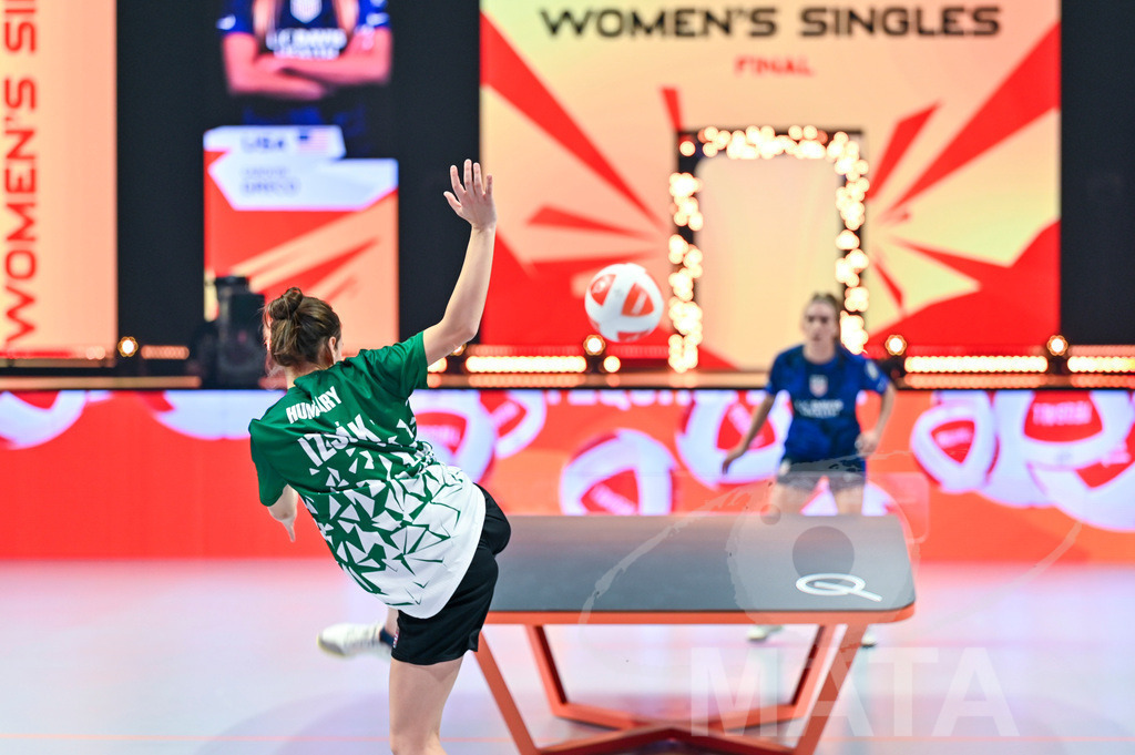 _DWI6005 | Anna Iszak vs Carolyn Greco beim Frauen- Single  Ungarn vs. USA bei der Teqball Weltmeisterschaft 2022 in der Kia Metropole Arena. Nürnberg, 27.11.2022 - Realisiert mit Pictrs.com