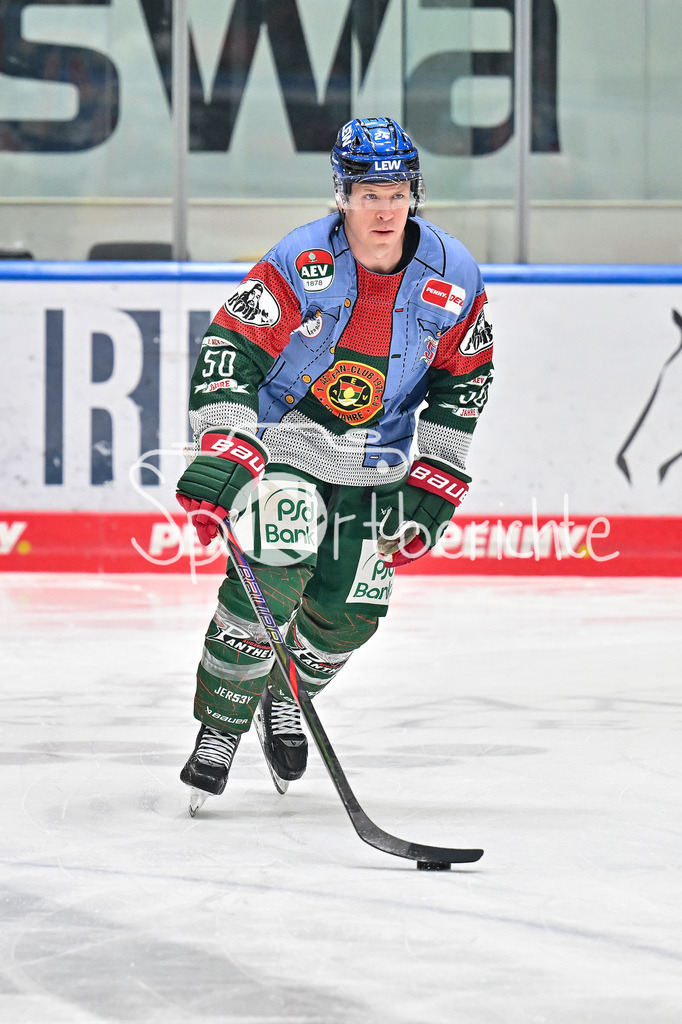Augsburger Panther - Grizzlys Wolfsburg | AUGSBURG, GERMANY - 15. MARCH: im Bild T. J. TREVELYAN (Augsburger Panther 24) / Einzelfoto / Freisteller beim warmup vor dem Match zwischen den Augsburger Panthern und den Grizzlys Wolfsburg am 52. Spieltag der Penny DEL im Curt Frenzel Stadion