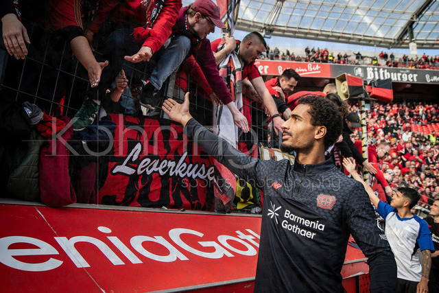 German Bundesliga, Bayer 04 Leverkusen vs. Hamburger SV, 16.05.2026 | LEVERKUSEN, GERMANY - MAY 16, 2026 :  Loic Bade (Bayer 04 Leverkusen, 5) says goodbye to the fans after the German Bundesliga match on gameday 34 between Bayer 04 Leverkusen vs. Hamburger SV at BayArena on May 16, 2026 in Leverkusen, Germany. DFL REGULATIONS PROHIBIT ANY USE OF PHOTOGRAPHS AS IMAGE SEQUENCES AND/OR QUASI-VIDEO.