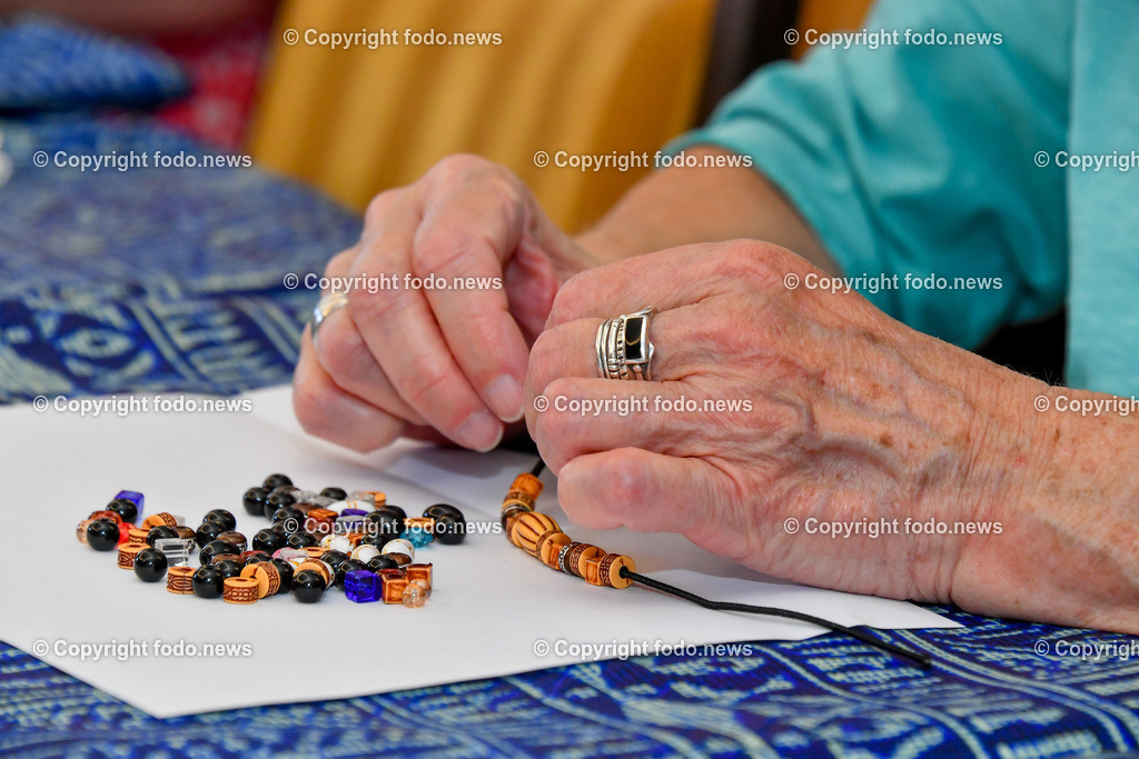 Seniorenzentrum_ Betreuung_ 14.04.2025-1 | 14.04.2025, LINZ, AUT, Seniorenzentrum im Bild Themenbild, Seniorenzentrum, Seniorenheim, Wohnheim, Senioren, Alte Menschen, Haende, Pensionisten, Heim, Pflege, betreutes Wohnen, basteln, Beschaeftigung, Motorik, Betreuung, Feature, Symbolbild