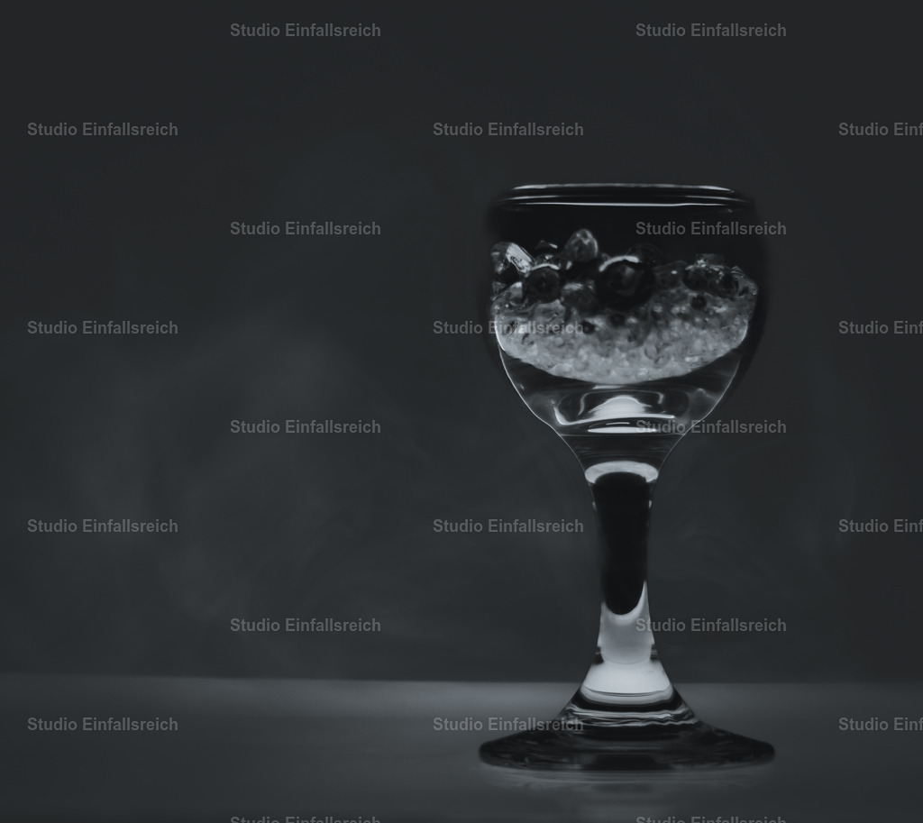 Ice Cold Glass | Ein kleines Glas mit Eis gefüllt in Schwarz-Weiß. Ein Hingucker in der Restaurantbranche. - Realisiert mit Pictrs.com