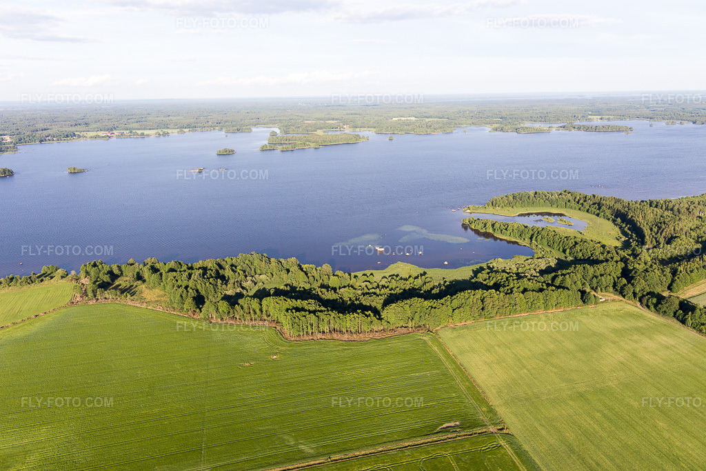 Aerial view: View of the town in Skatelöv in the state Kronoberg, Sweden. – Photo: IMG_108041.jpg taken on 06/26/2018 by Werner Riehm/FLY-FOTO.com – Resolution of the original: 5472 x 3648 px