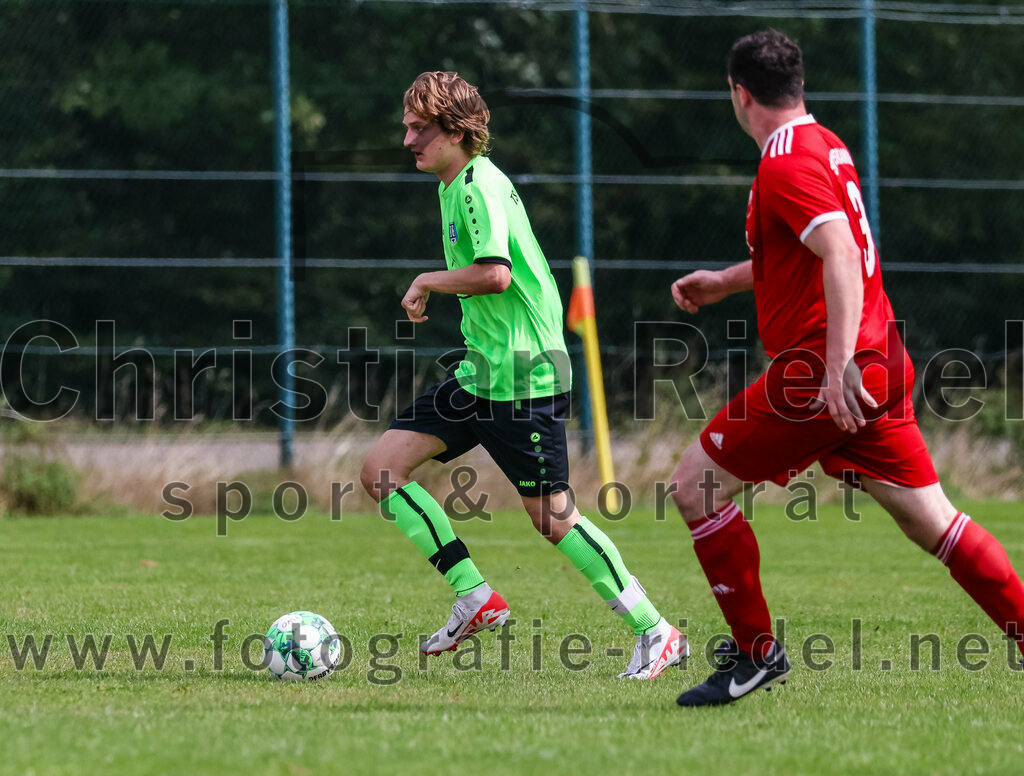 2023-09-03_014_TSV_Oberpframmern_II_gegen_TSV_Hohenbrunn_II | Oberpframmern, Deutschland, 03.09.2023:
Fußball, B-Klasse 2023 / 2024, 3. Spieltag, TSV Oberpframmern II gegen TSV Hohenbrunn II, Endergebnis: 0:2

Paul Feinweber (TSV Hohenbrunn, #6), Benjamin Hintze (TSV Oberpframmern, #3)

Foto: Christian Riedel / fotografie-riedel.net
