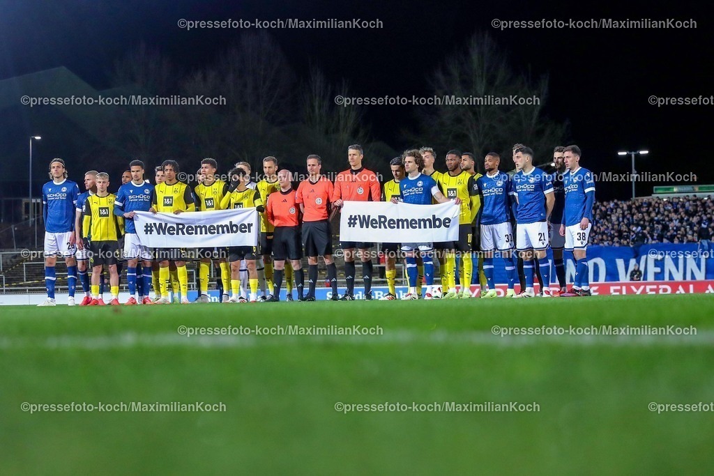 BVBII26012502060 | 26.01.2025, Fußball, 3.Liga, Borussia Dortmund II - Arminia Bielefeld, Stadion Rote Erde, Saison 2024 2025: DFB Erinnerungstag: Nie wieder ist jetzt! Die Mannschaften stehen vor dem Spiel zusammen mit Plakaten Schriftzug We RememberDFB regulations prohibit any use of photographs as image sequences and or quasi-video.