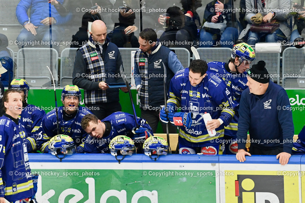 EC IDM WÄRMEPUMPEN VSV vs. Steinbach Black Wings Linz | Markus Schmidt Head Equipment Manager EC VSV, Spielerbank EC VSV, Herbert Hohenberger Sportdirektor EC VSV, Patrick Machreich Goaltending Coach EC VSV,  EC IDM WÄRMEPUMPEN VSV vs. Steinbach Black Wings Linz, EC IDM WÄRMEPUMPEN VSV vs. Steinbach Black Wings Linz am 28.11.2025 in Villach (Stadthalle Villach), Austria, (Photo by Bernd Stefan)