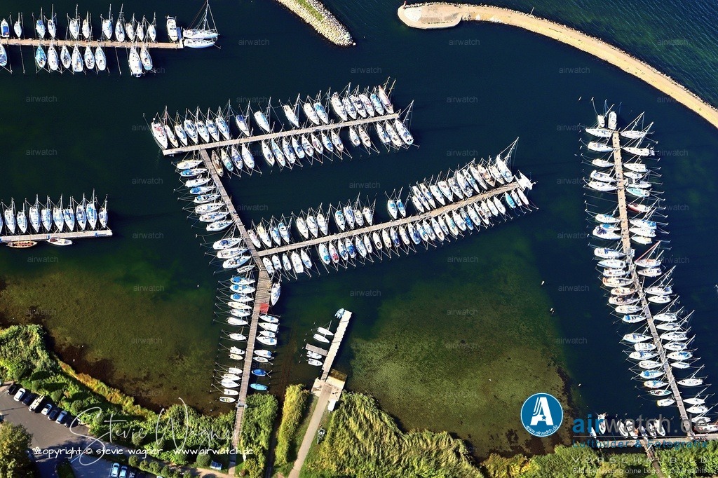 Luftbild Yachthafen Fahrensodde - Der Yachthafen Fahrensodde liegt etwa zwei Seemeilen nordöstlich von Flensburg an der Ostsee | Der Yachthafen Fahrensodde liegt etwa zwei Seemeilen nordöstlich von Flensburg an der Ostsee und wird von zwei Vereinen betrieben: dem Flensborg Yacht Club (FYC) und der Seglervereinigung Flensburg (SVF). Der Hafen bietet insgesamt etwa 400 Liegeplätze für Yachten bis 15 Meter Länge auf einer Wassertiefe von 1,1 bis 4 Metern. Davon sind etwa 90 % Dauerliegeplätze für Vereinsmitglieder, während ca. 20 bis 30 Plätze für Tageslieger und Gäste freigehalten werden. Freie Liegeplätze sind durch grüne Schilder gekennzeichnet und werden vom Hafenmeister zugewiesen.