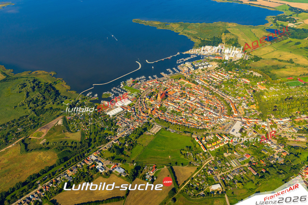 Neue Luftbildaufnahme der Stadt Barth - Das Luftbild wurde 2025 vom UL-Flugzeug heraus erstellt ( keine Drohnenaufnahme ) - Hochauflösende Luftaufnahme - für Wandbilder und großformatige Ausdrucke geeignet. Das besondere Geschenk!Hier alle&nbsp;Infos zur Lizenzierung der LuftaufnahmeWir fliegen auch dieses Jahr wieder in Ihre Region um Luftbilder zu erstellen.- Luftbild anfragen
