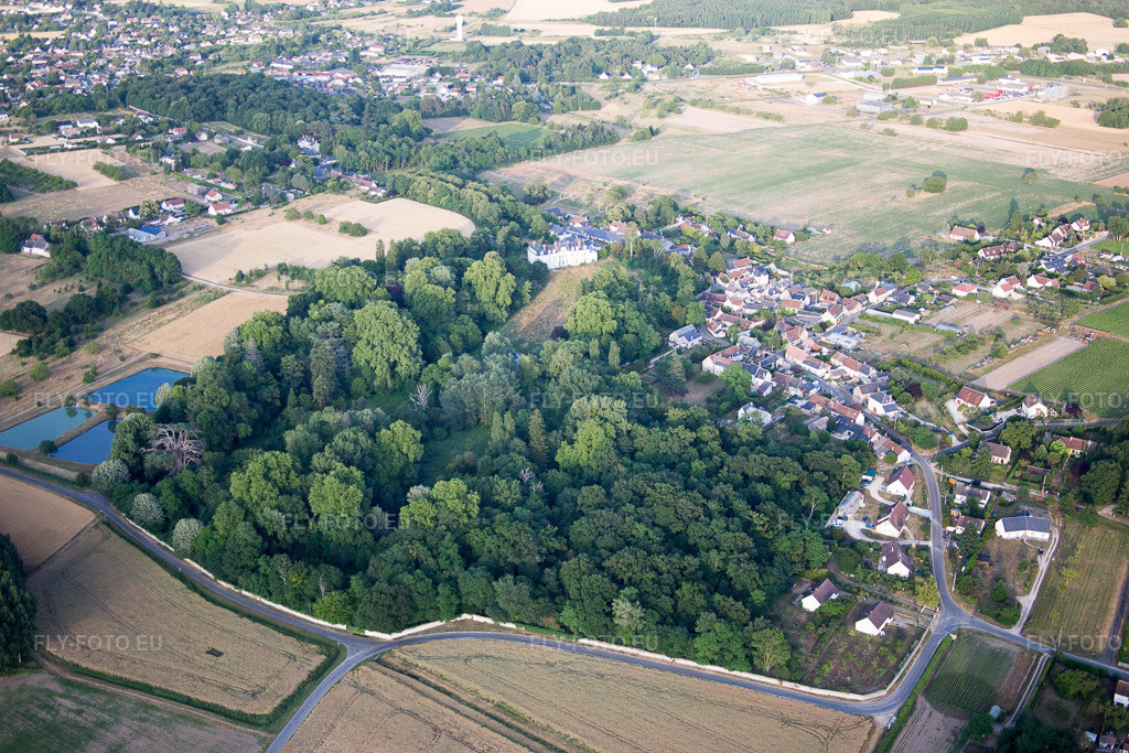 Vue aérienne: Complexe du château Chouzy-sur-Cisse à Chouzy-sur-Cisse dans le département Loir et Cher, France. Photo: IMG_082479.jpg prise le 20/06/2015 par Werner Riehm/FLY-FOTO.eu – Résolution de l'original: 5472 x 3648 px