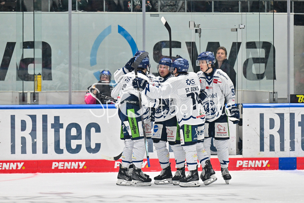 Augsburger Panther - Straubing Tigers | Jubel der Gaeste nach dem Treffer zum 0-4 durch Taylor LEIER  (Straubing Tigers #7) / Tor / Happy / Freude / Torschuetze / DEL: Augsburger Panther - Straubing Tigers, Curt Frenzel Stadiom am 20.10.2024