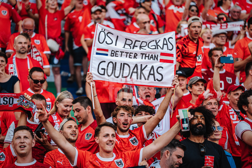 Fußball | Herren | UEFA-Fußball-Europameisterschaft 2024 | Gruppe D | Niederlande vs. Österreich | 25.06.2024 | Fans jubeln Ösi Bergkas Better Than Goudakas