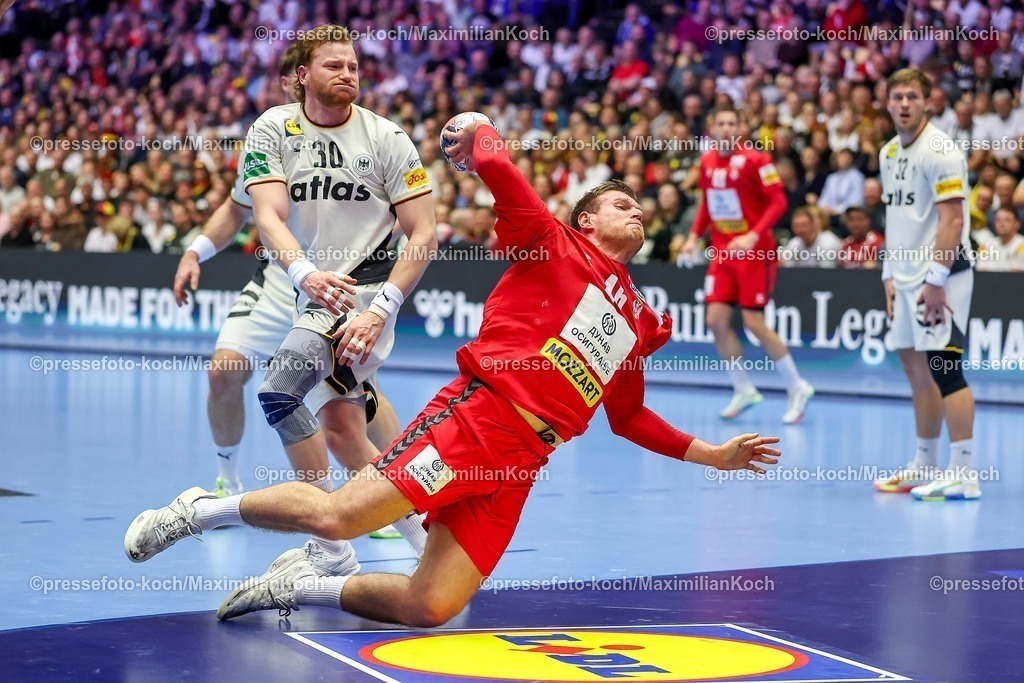 EHF17012602031 | 17.01.2026, Handball, Men's EHF EURO 2026, Deutschland - Serbien, Jyske Bank Boxen in Herning, Dänemark, Preliminary Round:  Stephan Seitz (Germany #46) im Zweikampf gegen  xd30 Tom Kiesler (Germany #30) 