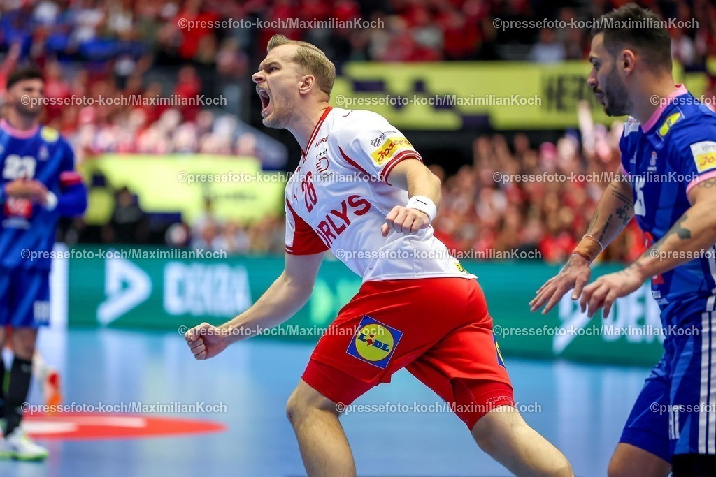 EHF22012603017 | 22.01.2026, Handball, Men's EHF EURO 2026, Frankreich - Dänemark, Jyske Bank Boxen in Herning, Dänemark, Main Round:  Johan a Plogv Hansen (Denmark #26) jubelnd