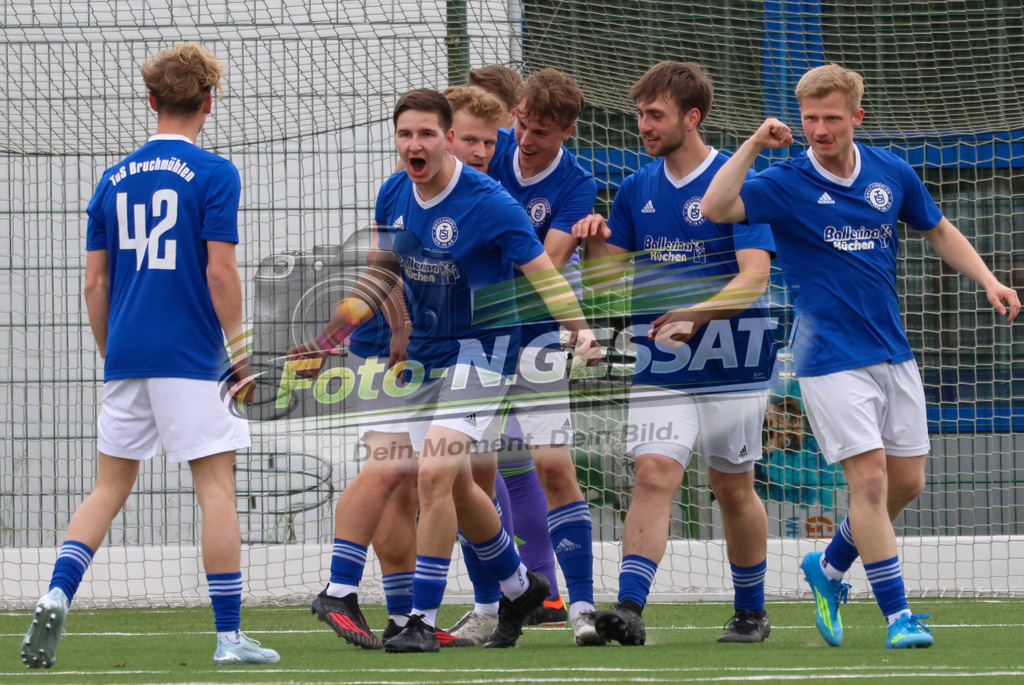 SV Enger-Westerenger - TuS Bruchmühlen | Auf dem Bild zu sehen: blau TuS Bruchmühlen Jubel 0:1SV Enger-Westerenger, TuS Bruchmühlen, Saison 25/26, Kreisliga A, Enger, Deutschland - Realisiert mit Pictrs.com