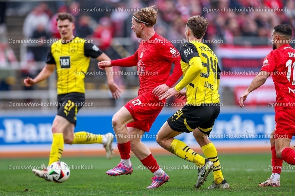 BVBII01032501024 | 2025.03.01, Fußball, 3.Liga, Borussia Dortmund II - Rot-Weiss Essen, Stadion Rote Erde, Saison 2024 2025: Dominik Martinovic (RWE #27) im Zweikampf gegen Yannik Lührs (BVBII #34)