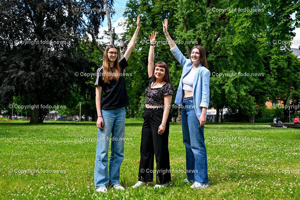 Linz_ Grosse Frauen_ Frauenseite_ 07.06.2024-5 | 07.06.2024, Linz, AUT, Grosse Frauen, Frauenseite, im Bild GroessenvergleichEmeli Pocrnja (14, Wels), Melanie Honeder (Krone Redakton Linz), Lara Mendl (21, Steinhaus)