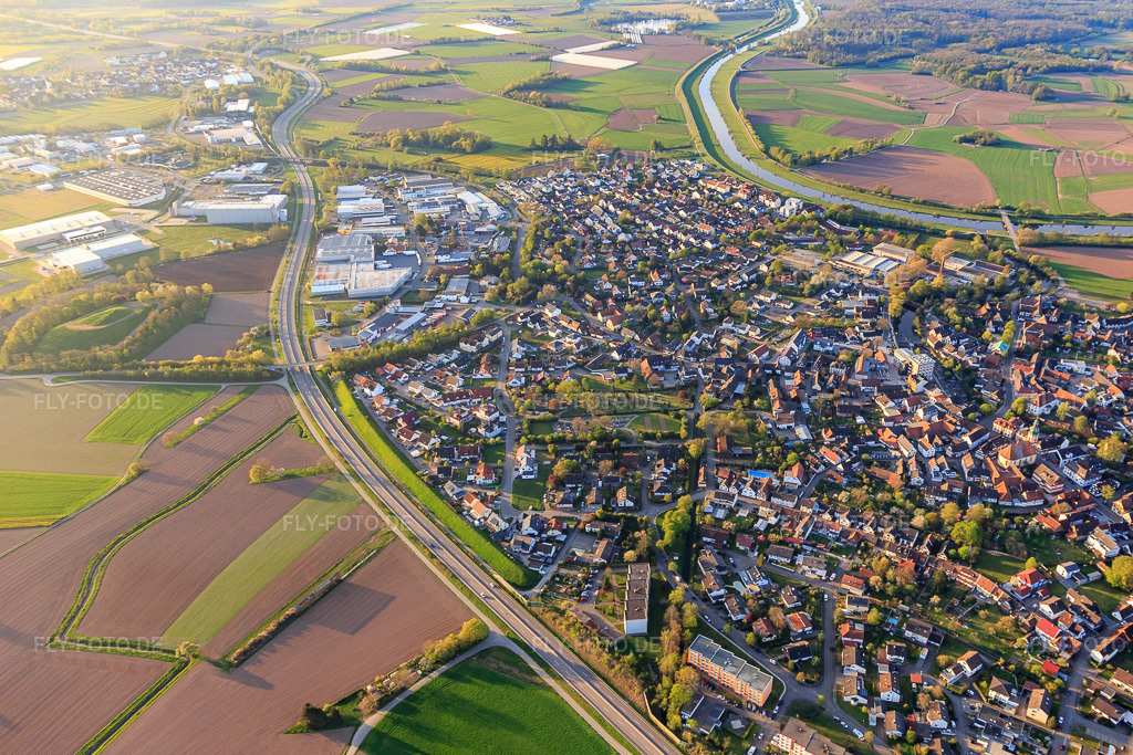 Luftbild: Ortsansicht von Westen zwischen B28 und Kinzig in Willstätt im Bundesland Baden-Württemberg in Deutschland. Foto: IMG_126561.jpg vom 25.04.2021 durch Werner Riehm/FLY-FOTO.de