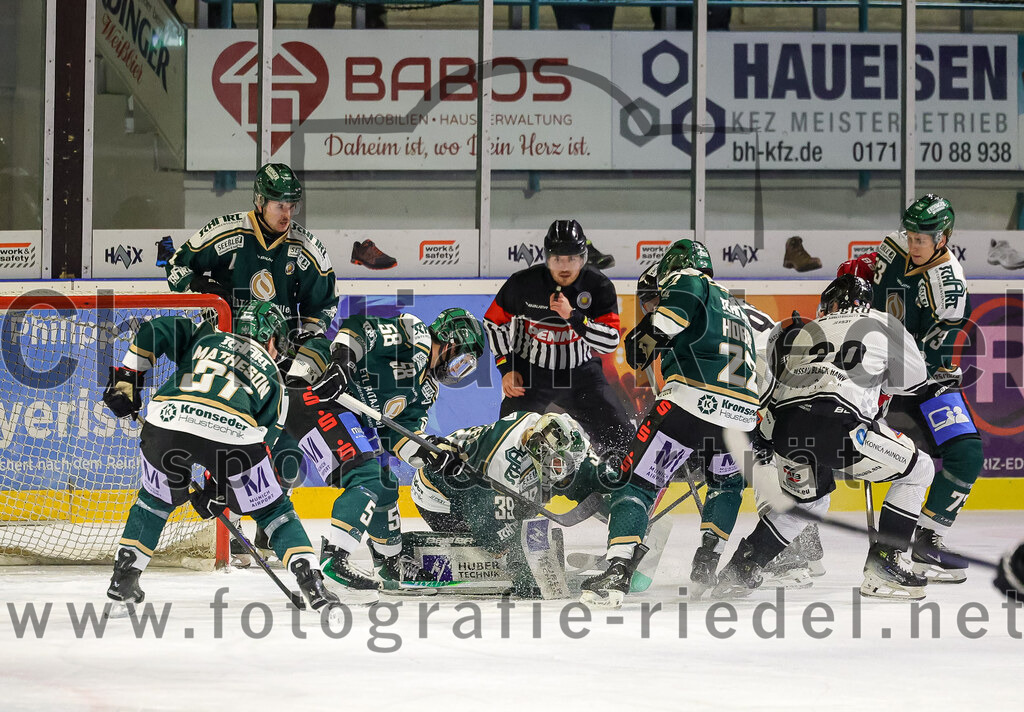 2025-11-25_141_TSV_Erding_gegen_EHF_Passau_Black_Hawks | Erding, Deutschland, 25.11.2025:Eishockey, Oberliga Süd 2025 / 2026, 20. Spieltag, TSV Erding gegen EHF Passau Black Hawks, Endergebnis: 2:3 n.V.Thomas Matheson (Erding Gladiators, #37), Jesse Kauhanen (Erding Gladiators, #4), Paul Pfenninger (Erding Gladiators, #58), Torwart Leon Meder (Erding Gladiators, #39), Grady Hobbs (Erding Gladiators, #22), Pascal Steck (Erding Gladiators, #73)Foto: Christian Riedel / fotografie-riedel.net