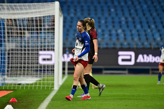 Fußball I Frauen I Saison 2025-2026 I Bundesliga I 10. Spieltag I Hamburger SV - 1. FC Nürnberg I 47165 | Schaut enttäuscht, betrübt, deprimiert, frustriert, geknickt, gekränkt, niedergeschlagen, unzufrieden, ernüchtert, schlecht gelaunt: Maria Mikolajova (27, Hamburger SV) - Realisiert mit Pictrs.com