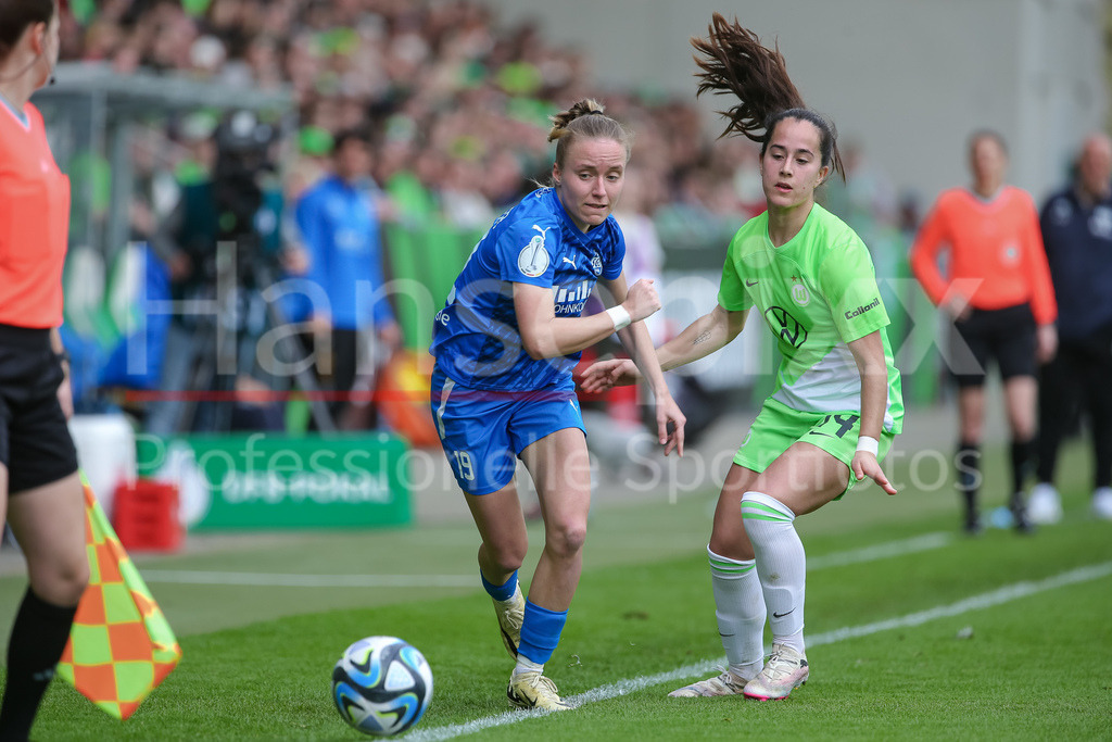 Fussball, DFB-Pokal Frauen, VfL Wolfsburg - SGS Essen | v.li.: Beke Sterner (SGS Essen, 19) und Nuria Rabano Blanco (VfL Wolfsburg, 14) im Zweikampf, Duell, Dynamik, Aktion, Action, Spielszene, DIE DFB-RICHTLINIEN UNTERSAGEN JEGLICHE NUTZUNG VON FOTOS ALS SEQUENZBILDER UND/ODER VIDEOÄHNLICHE FOTOSTRECKEN. DFB REGULATIONS PROHIBIT ANY USE OF PHOTOGRAPHS AS IMAGE SEQUENCES AND/OR QUASI-VIDEO.