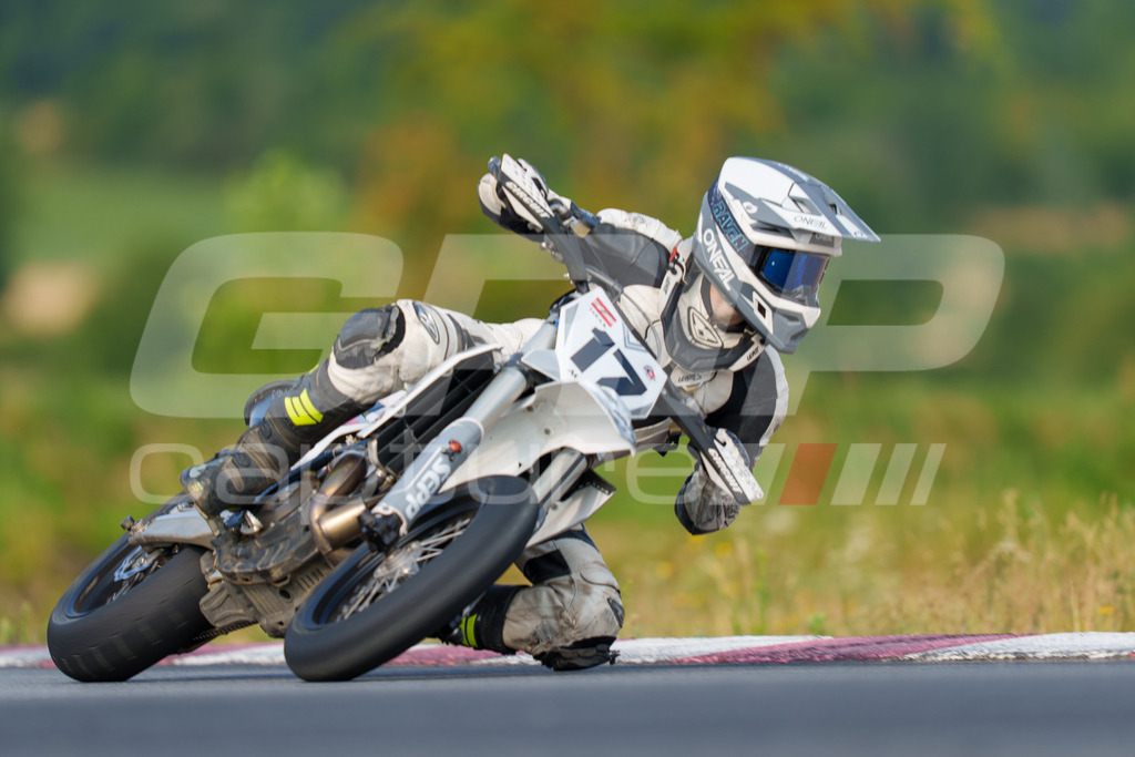 SuperMoto_Staatsmeisterschaft_Fuglau-291 | GRIPcapture steht für authentische Sportfotografie in Österreich – für Momente, die mehr sind als Geschwindigkeit oder Ergebnis. Es geht um Emotion, Spannung, Fokus und den Augenblick, der oft nur einen Wimpernschlag dauert.Ob Motorsport, Teamsport oder 