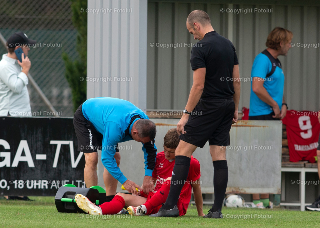 A_LUI_120822_38 | SPORT,FUSSBALL,LT1 OOE LIGA ASKOE OEDT-UNION PROCON DIETACH 12.08.2022 IM BILD:  MARTIN LINDAK (OEDT) SCHEIDET VERLETZT AUS  FOTO:FOTOLUI
