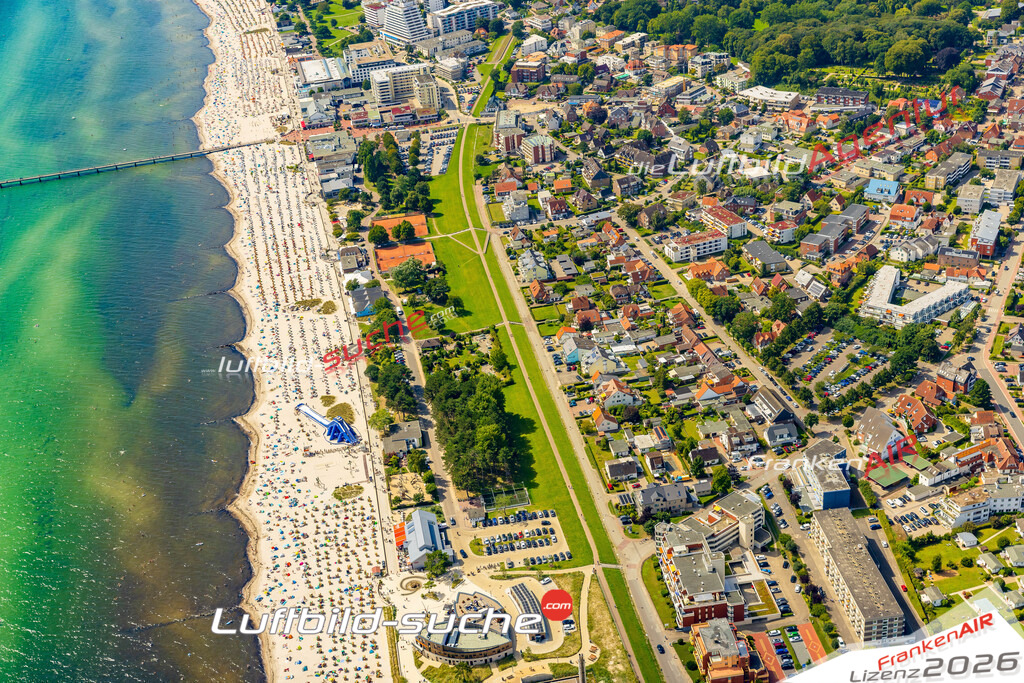 Hotel am Strand Grömitz Bild- Das Luftbild wurde 2025 vom UL-Flugzeug heraus erstellt ( keine Drohne bzw. Drohnenaufnahme ) - Hochauflösende Luftaufnahme -Nicht vergleichbar mit Google Maps oder Satelittenbilder- Die Geschenkidee !Mit Lizenz und Bildrechte bestellbar - CC
