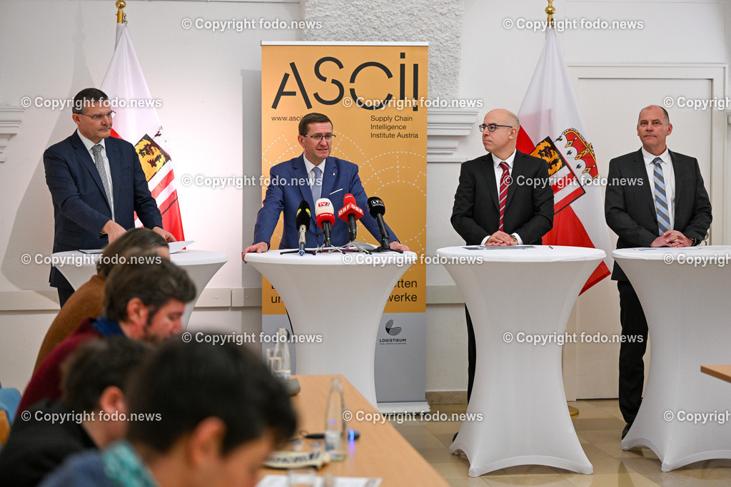Pressekonferenz Land Ooe_ Stabilitaet der Lieferketten im Fokus_ 22.01.2024-8 | 22.01.2024, Linz, AUT, Pressekonferenz Land Ooe, Stabilitaet der Lieferketten im Fokus – aktuelle Analysen und Forschungsergebnisse und kuenftige Schwerpunkte im Bild Franz Staberhofer (Praesident Supply Chain Intelligence Institute Austria (ASCII)), LR Markus Achleitner (VP), Gabriel Felbermayr (Direktor Oesterreichisches Institut fuer Wirtschaftsforschung (WIFO) und Vizepraesident Supply Chain Intelligence Institute Austria (ASCII)), Hubert Zajicek (Leiter der Steel Division und Mitglied des Vorstandes der voestalpine)