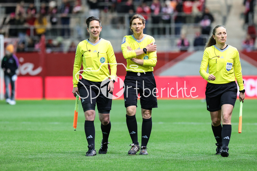 FC Bayern München Frauen - SV Werder Bremen Frauen | v. l. Linienrichterin Alessa PLASS / Schiedsrichterin Christine WEIGELT und Linienrichterin Melissa JOOS in aktion