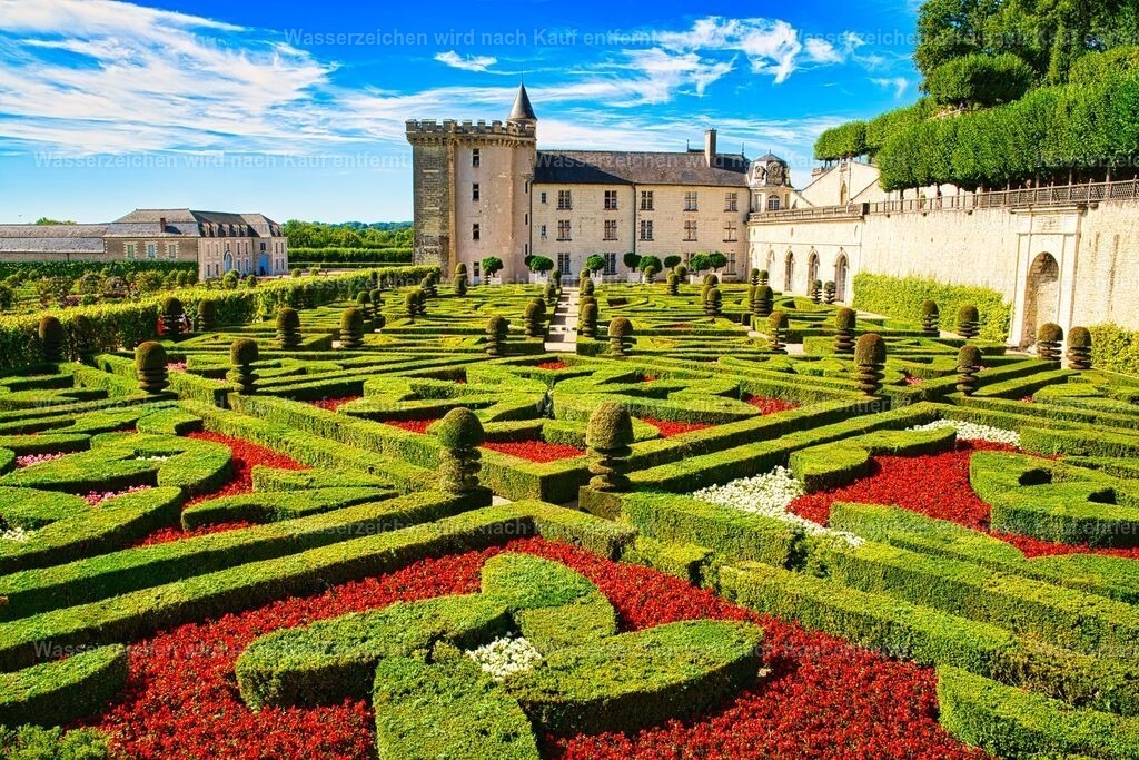 Frankreich - Blick auf Chateau und Gärten von Villandry - Château de Villandry im Loiretal | Das Château de Villandry im Loiretal zählt zu den schönsten Renaissance-Schlössern Frankreichs und ist weltweit für seine kunstvoll angelegten Gärten bekannt. Die weitläufige Anlage umfasst prachtvolle Ziergärten, einen historischen Potager, Wassergärten und geometrisch gestaltete Heckenanlagen. Mit ihrer harmonischen Symmetrie und der farbenfrohen Bepflanzung gilt die Schlossanlage als eines der bedeutendsten Beispiele französischer Gartenkunst und ist ein beliebtes Reiseziel im UNESCO-Welterbe Loiretal. - Realisiert mit Pictrs.com