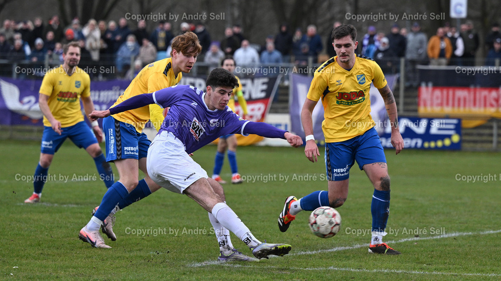 VfR Neumünster vs SV Todesfelde | Ilir Serifi (VfR #10) vs Janek Sternberg (Todesfelde #37) &amp; Lasse Jetz (Todesfelde #4) / Fußball-Oberliga Männer 2025/2026 / VfR Neumünster vs SV Todesfelde / VfR Stadion / Neumünster / 15.03.26 - Realisiert mit Pictrs.com