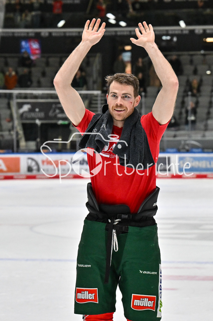 Augsburger Panther - Schwenninger Wild Wings | Die Augsburger Panther feiern zusammen mit den Fans dem Heimsieg gegen Schwenningen / DEL: Augsburger Panther - Schwenninger Wild Wings, Curt Frenzel Stadion am 02.02.2025 / Chris COLLINS (Augsburger Panther #10)