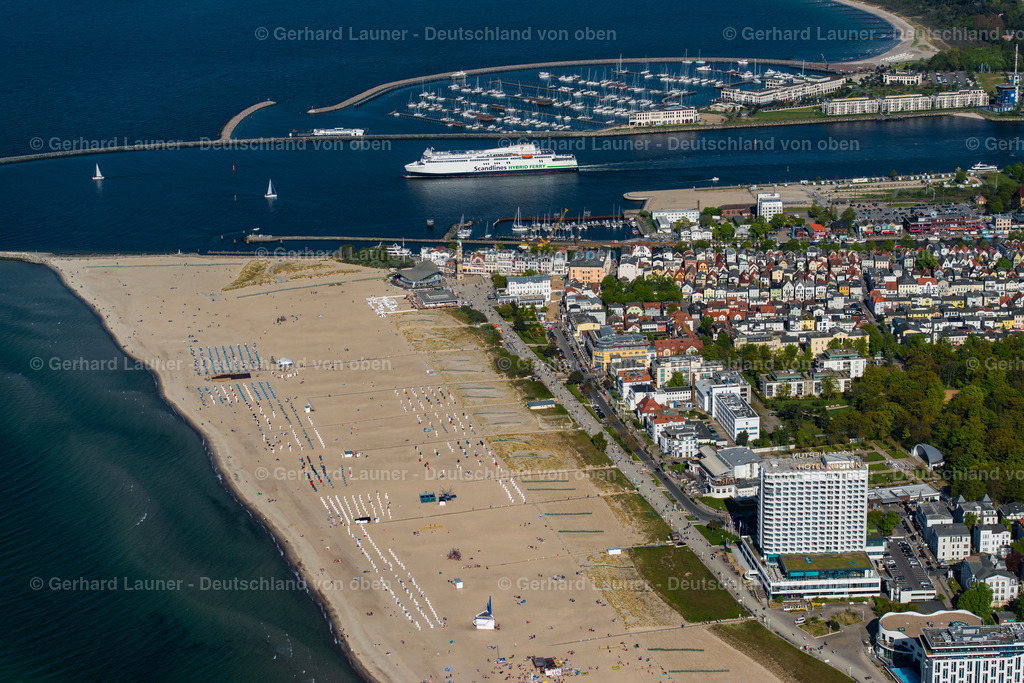3801331 | Warnemünde 08.09.2021 Tische und Sitzbänke der Freiluft- Gaststätten Gebäude - Ensemble Leuchtturm - Teepott am Sandstrand im Ortsteil Warnemünde in Rostock im Bundesland Mecklenburg-Vorpommern, Deutschland. Weiterführende Informationen bei: Teepott-Restaurant,  w.Holz GmbH Gastronomie &amp; Catering-Team. // Tables and benches of open-air restaurants building - Ensemble Leuchtturm - Teepott in the district Warnemuende in Rostock in the state Mecklenburg - Western Pomerania, Germany. Further information at: Teepott-Restaurant,  w.Holz GmbH Gastronomie &amp; Catering-Team. Foto: Gerhard Launer
